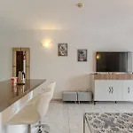 Victoria Court 2 Pool דירה