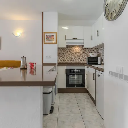 Victoria Court 2 Pool Daire
